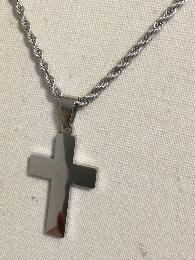 cordón mas colgante de cruz en acero.
