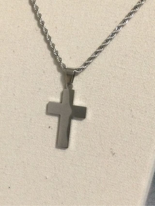 cordón mas colgante de cruz en acero.