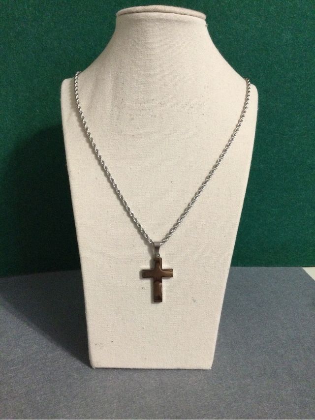 cordón mas colgante de cruz en acero.