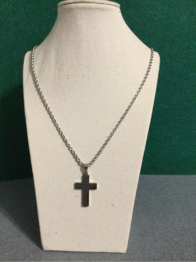 cordón mas colgante de cruz en acero.