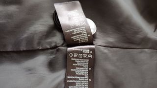 Abrigo de paño de cuadros con capucha.