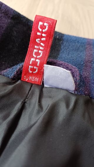 Abrigo de paño de cuadros con capucha.