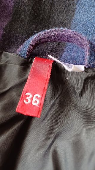 Abrigo de paño de cuadros con capucha.