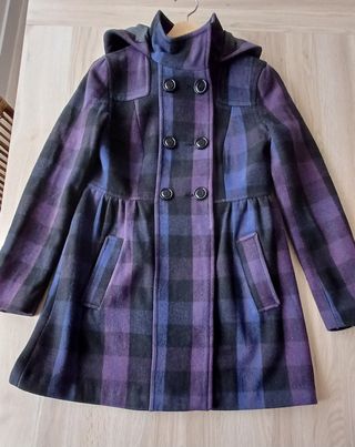 Abrigo de paño de cuadros con capucha.