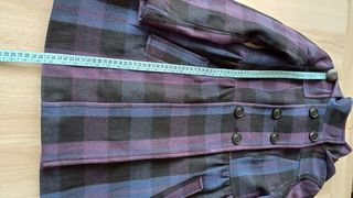 Abrigo de paño de cuadros con capucha.