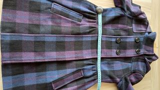 Abrigo de paño de cuadros con capucha.