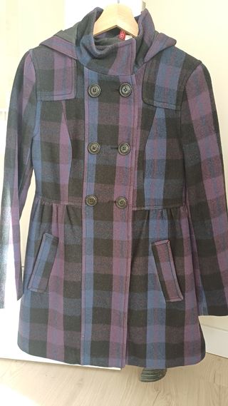 Abrigo de paño de cuadros con capucha.