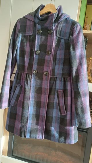 Abrigo de paño de cuadros con capucha.