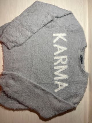 Jersey gris con letras blancas