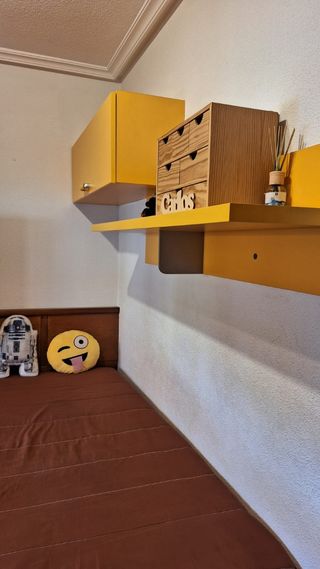 Mueble auxiliar cerrado colgado con balda