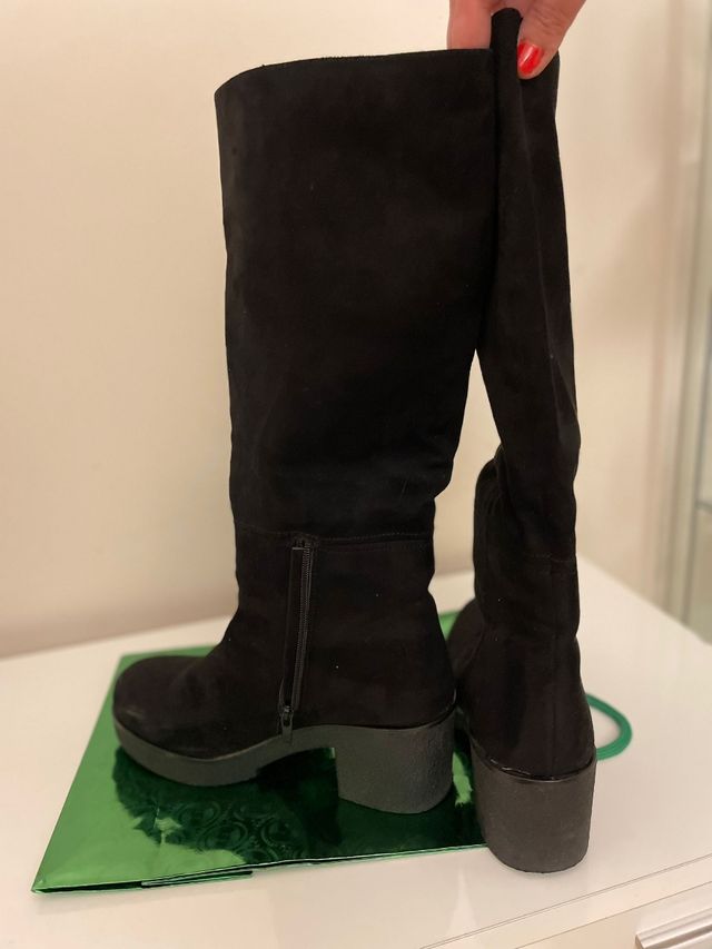 Botas negras de ante