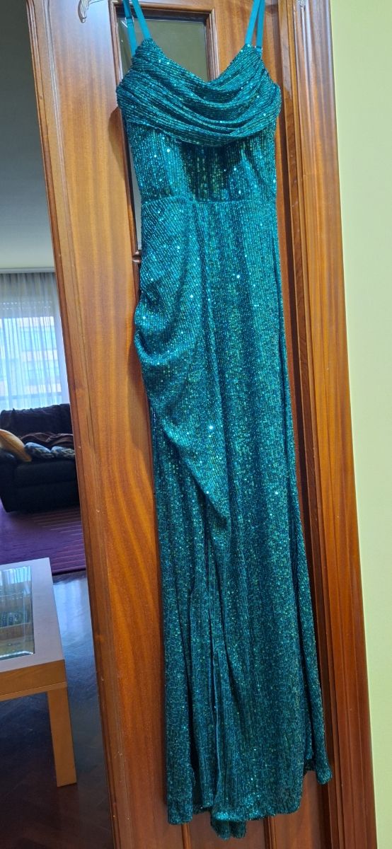 VESTIDO LARGO COLOR VERDE.