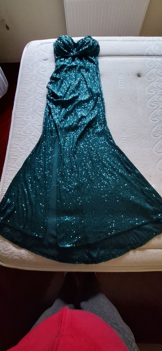 VESTIDO LARGO COLOR VERDE.