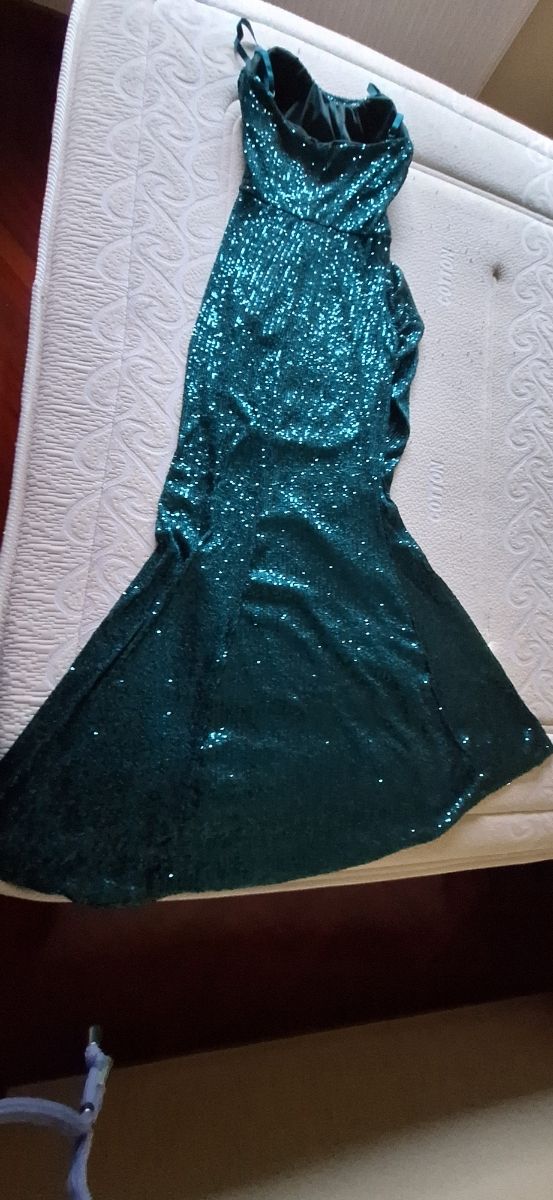 VESTIDO LARGO COLOR VERDE.