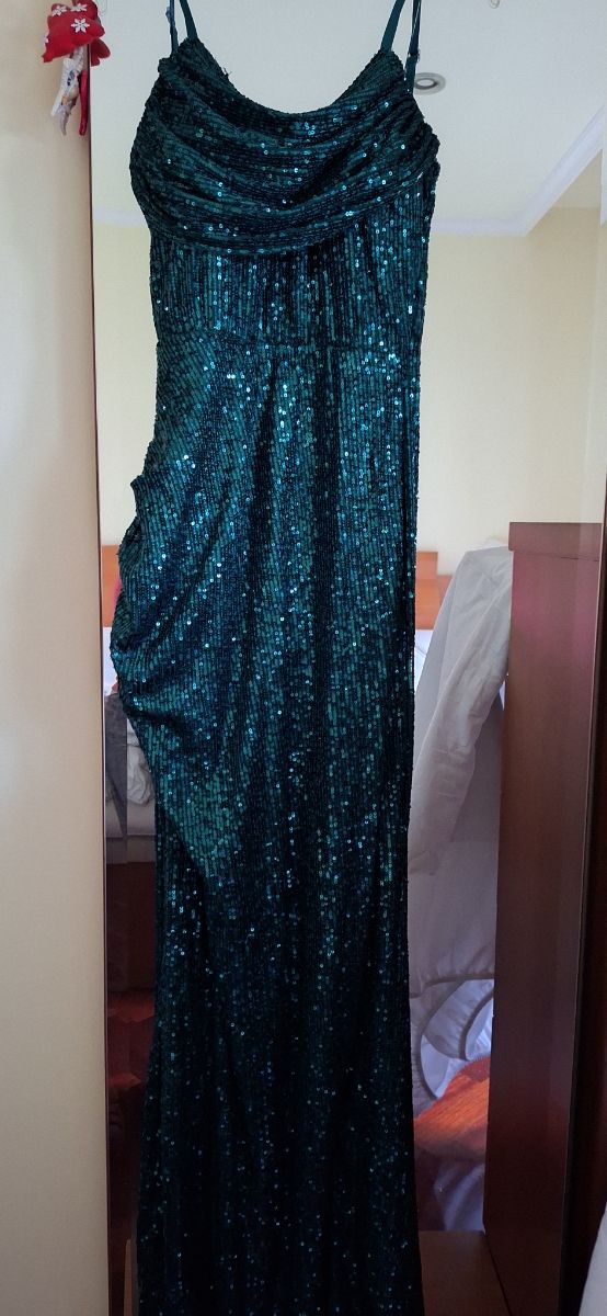 VESTIDO LARGO COLOR VERDE.