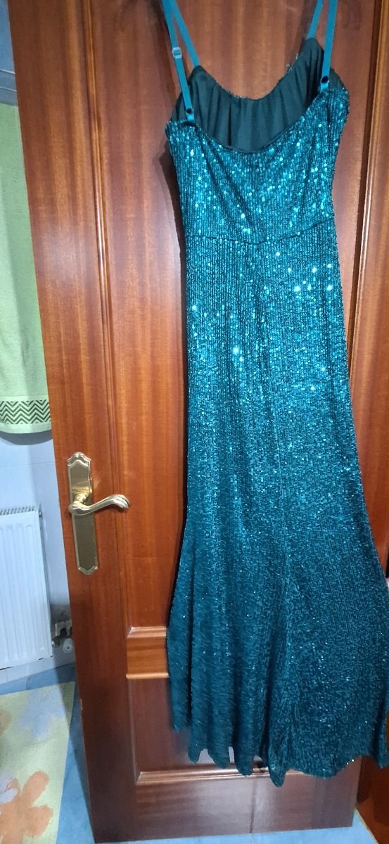 VESTIDO LARGO COLOR VERDE.