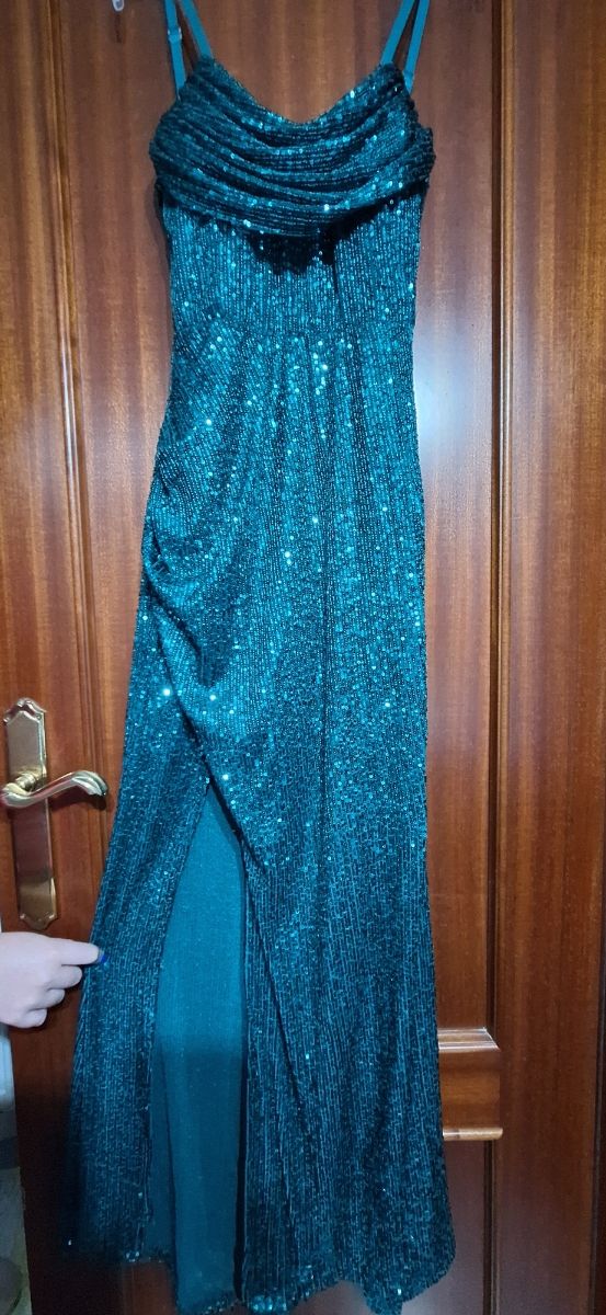 VESTIDO LARGO COLOR VERDE.