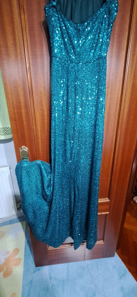 VESTIDO LARGO COLOR VERDE.