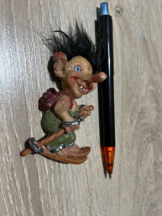 muñeco trols esquiador iman