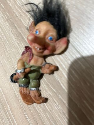 muñeco trols esquiador iman