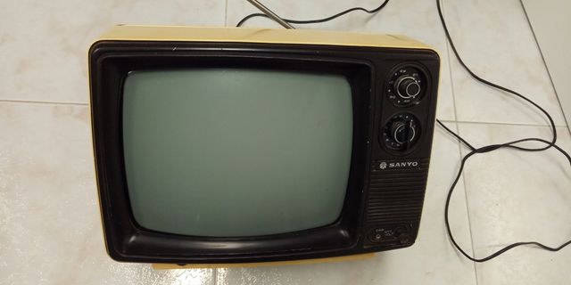 Televisión pequeña antigua Sanyo vintage