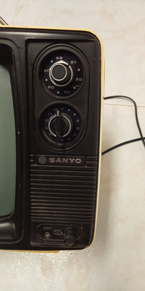 Televisión pequeña antigua Sanyo vintage