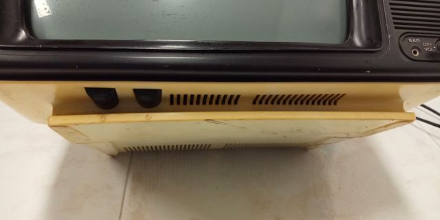 Televisión pequeña antigua Sanyo vintage