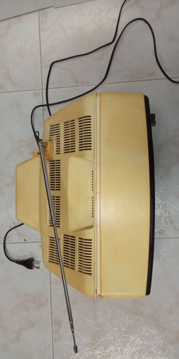 Televisión pequeña antigua Sanyo vintage
