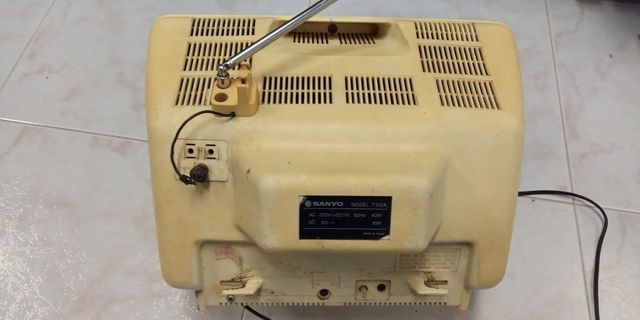 Televisión pequeña antigua Sanyo vintage