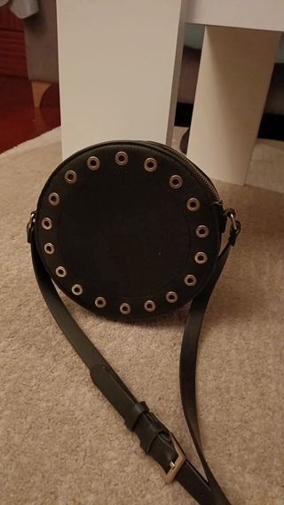 bolso redondo tachas 