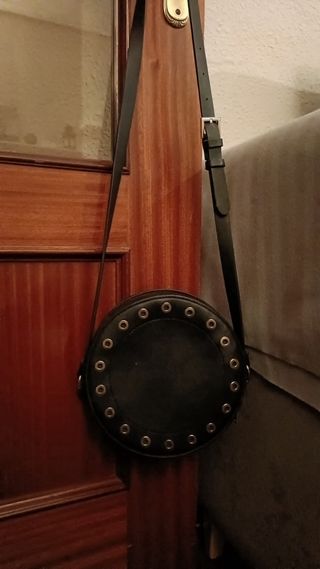 bolso redondo tachas 
