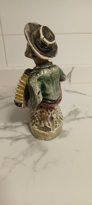FIGURA DECORACIÓN HOMBRE ACORDEÓN