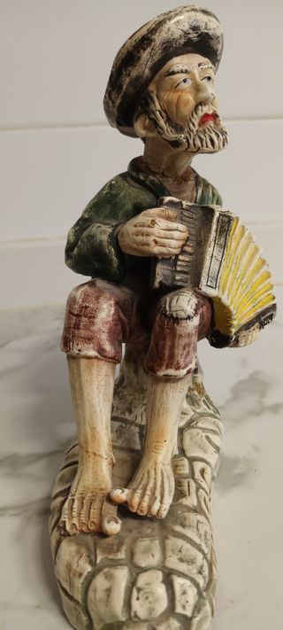 FIGURA DECORACIÓN HOMBRE ACORDEÓN