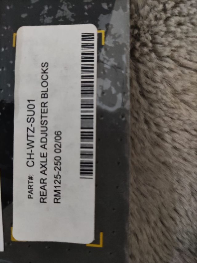 BLOQUE AJUSTADOR RUEDA TRASERA SUZUKI RM125-250 02