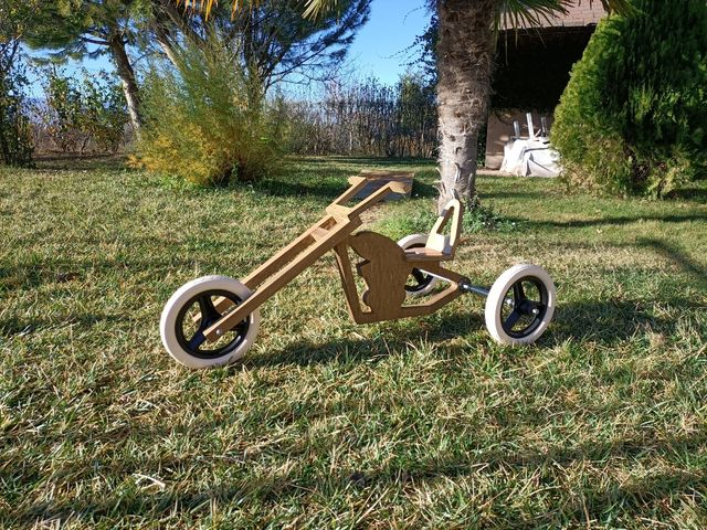 Triciclo, bicicleta sin pedales, moto de madera