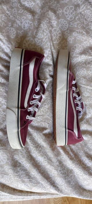 Vans bajas granates.