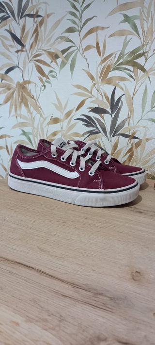 Vans bajas granates.