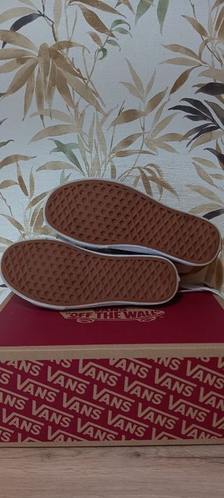 Vans bajas granates.