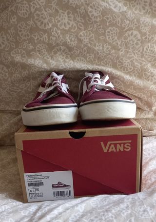 Vans bajas granates.