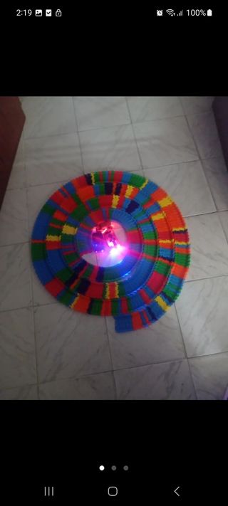 Pista de coches y regalo otra.