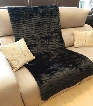 Manta para sofá negra.