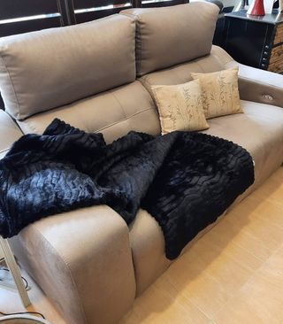 Manta para sofá negra.