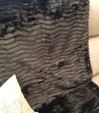 Manta para sofá negra.