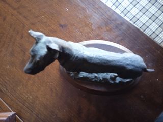 Figura de perro de bronce
