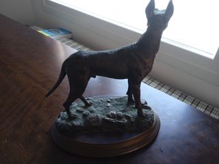 Figura de perro de bronce