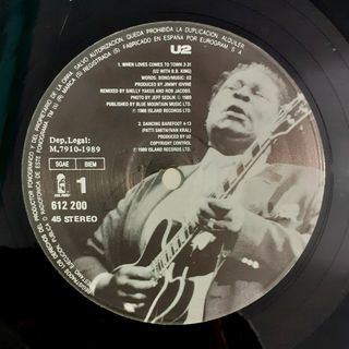 Discos de vinilo de U2 de 1983 y 1989.