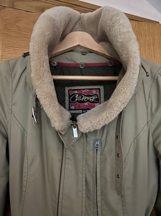 Caramelo. Gabardina desmontable T40