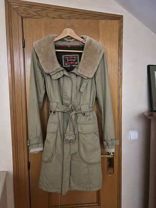 Caramelo. Gabardina desmontable T40