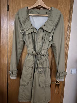 Caramelo. Gabardina desmontable T40