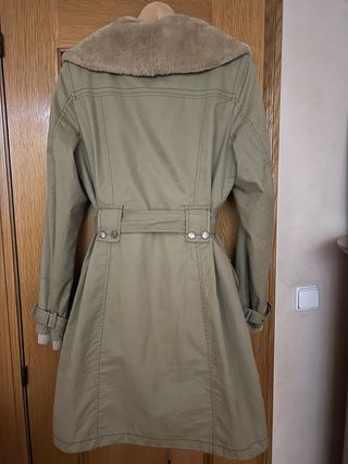 Caramelo. Gabardina desmontable T40